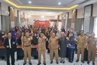 FOTO BERSAMA: Sejumlah guru saat foto bersama usai pembukaan lomba guru dan kepala sekolah berprestasi di Kotim, Selasa, (29/7/2025).(IST)
