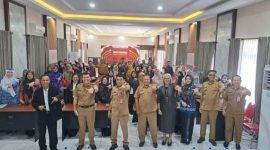 FOTO BERSAMA: Sejumlah guru saat foto bersama usai pembukaan lomba guru dan kepala sekolah berprestasi di Kotim, Selasa, (29/7/2025).(IST)