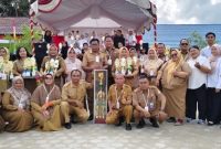 FOTO BERSAMA : Siswa siswi SD/MI Terbaik di O2SN dan FLS2N 2025 Tingkat Kecamatan Baamang saat foto bersama usai mendapatkan trofi penghargaan, Selasa, (20/5/2025).(IST)