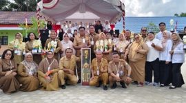 FOTO BERSAMA : Siswa siswi SD/MI Terbaik di O2SN dan FLS2N 2025 Tingkat Kecamatan Baamang saat foto bersama usai mendapatkan trofi penghargaan, Selasa, (20/5/2025).(IST)
