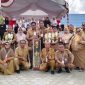 FOTO BERSAMA : Siswa siswi SD/MI Terbaik di O2SN dan FLS2N 2025 Tingkat Kecamatan Baamang saat foto bersama usai mendapatkan trofi penghargaan, Selasa, (20/5/2025).(IST)