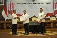 MENYERAHKAN : Plt. Asisten Pemerintahan dan Kesejahteraan Rakyat Herson B. Aden saat menyerahkan secara simbolis Naskah Kesepakatan Bersama yang ditandatangani antara Pemprov Kalteng dengan Pemerintah Kabupaten Lamandau di Aula Eka Hapakat, Lantai III Kantor Gubernur, Rabu (27/8/2025).(IST)