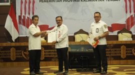 MENYERAHKAN : Plt. Asisten Pemerintahan dan Kesejahteraan Rakyat Herson B. Aden saat menyerahkan secara simbolis Naskah Kesepakatan Bersama yang ditandatangani antara Pemprov Kalteng dengan Pemerintah Kabupaten Lamandau di Aula Eka Hapakat, Lantai III Kantor Gubernur, Rabu (27/8/2025).(IST)