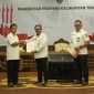 MENYERAHKAN : Plt. Asisten Pemerintahan dan Kesejahteraan Rakyat Herson B. Aden saat menyerahkan secara simbolis Naskah Kesepakatan Bersama yang ditandatangani antara Pemprov Kalteng dengan Pemerintah Kabupaten Lamandau di Aula Eka Hapakat, Lantai III Kantor Gubernur, Rabu (27/8/2025).(IST)
