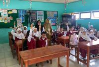 DAPATKAN : Siswa siswi SDN 4 Ketapang saat diberikan Obat Cacing Gratis dari Puskesmas Ketapang II dalam Program POPM, Selasa (4/2/2025).(IST)