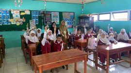 DAPATKAN : Siswa siswi SDN 4 Ketapang saat diberikan Obat Cacing Gratis dari Puskesmas Ketapang II dalam Program POPM, Selasa (4/2/2025).(IST)