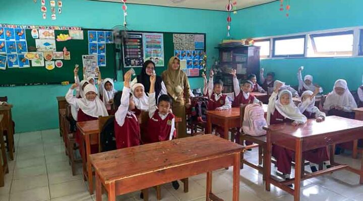 DAPATKAN : Siswa siswi SDN 4 Ketapang saat diberikan Obat Cacing Gratis dari Puskesmas Ketapang II dalam Program POPM, Selasa (4/2/2025).(IST)