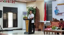 SAMPAIKAN MATERI : Plt. Kepala Diskominfosantik Provinsi Kalteng Rangga Lesmana saat menyampaikan materi tentang peran pemuda dalam dunia jurnalistik pada kegiatan Pelatihan Jurnalistik IMM Palangka Raya, Rabu (06/08/2025).(IST)