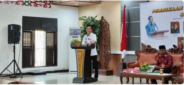 SAMPAIKAN MATERI : Plt. Kepala Diskominfosantik Provinsi Kalteng Rangga Lesmana saat menyampaikan materi tentang peran pemuda dalam dunia jurnalistik pada kegiatan Pelatihan Jurnalistik IMM Palangka Raya, Rabu (06/08/2025).(IST)