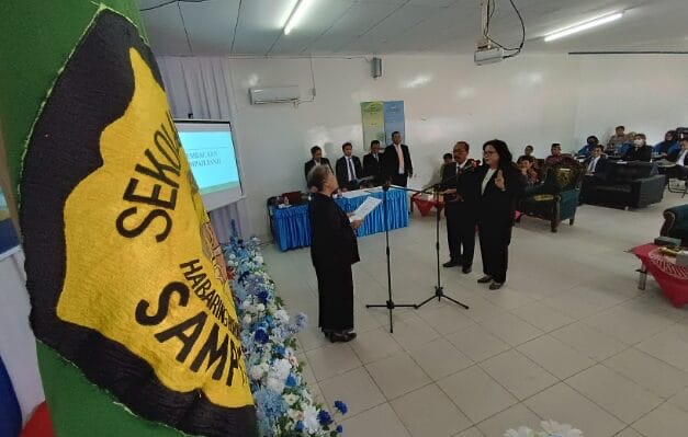 PELANTIKAN : Seanawati Oetama saat dilantik sebagai Ketua STIE Sampit oleh Yayasan Pendidikan Kotawaringin Timur, Martha Ujay,  Sabtu, (22/2/2025).(IST)