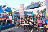 MELEPAS : Gubernur Kalteng, H.Agustiar Sabran, saat melepas peserta BNN Run Volume 2 di halaman Kantor BNN Provinsi Kalteng, Minggu (24/8/2025).(IST)