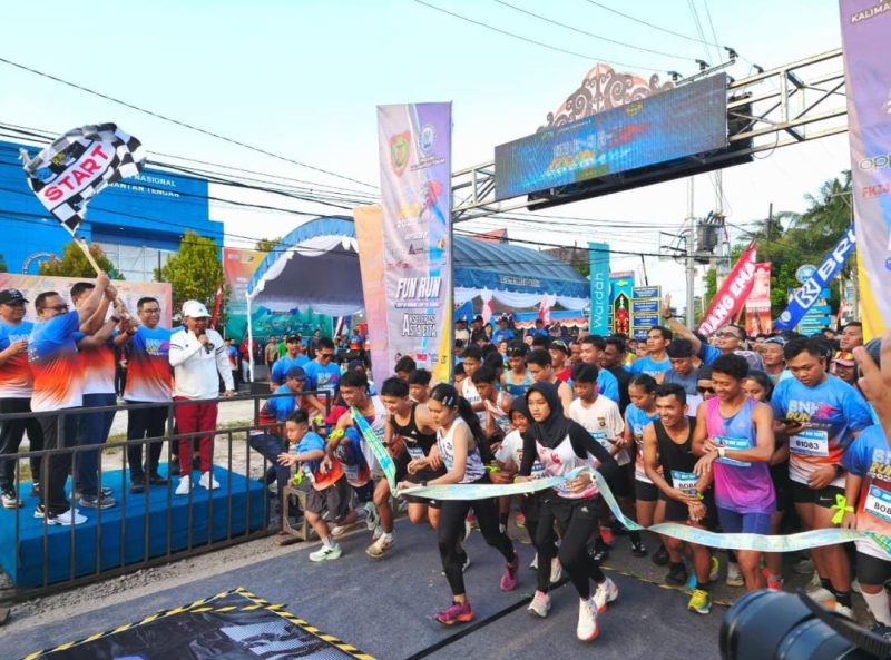 MELEPAS : Gubernur Kalteng, H.Agustiar Sabran, saat melepas peserta BNN Run Volume 2 di halaman Kantor BNN Provinsi Kalteng, Minggu (24/8/2025).(IST)