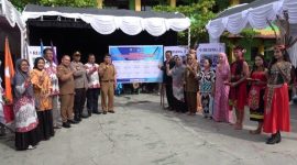 PENANDATANGANAN :  Pengawas SMA-SMK Dinas Pendidikan Provinsi Kalimantan Tengah, Etty Zuraida saat menghadiri penandatangann fakta integritas pelaksanaan SPMB di Kabupaten Kotim, Senin (23/6/2025).(IST)