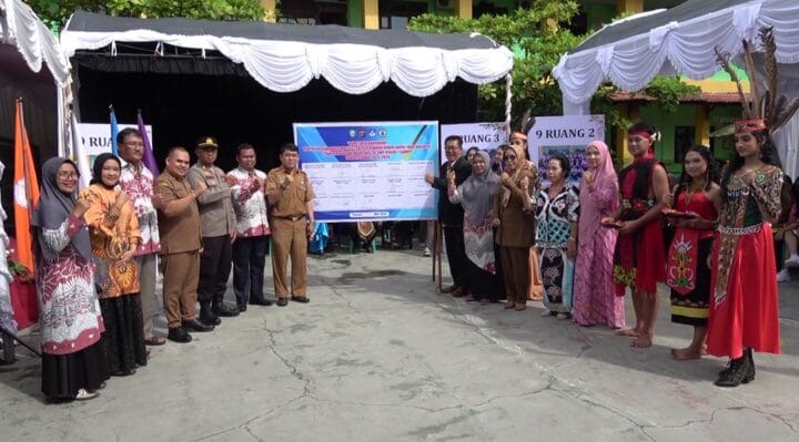 PENANDATANGANAN :  Pengawas SMA-SMK Dinas Pendidikan Provinsi Kalimantan Tengah, Etty Zuraida saat menghadiri penandatangann fakta integritas pelaksanaan SPMB di Kabupaten Kotim, Senin (23/6/2025).(IST)