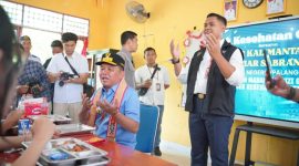 PENGECEKAN : Gubernur Kalteng H. Agustiar Sabran saat melakukan pengecekan program Makan Bergizi Gratis di sekolah pada Senin (25/8/2025).(IST)