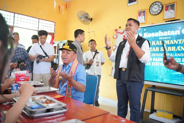 PENGECEKAN : Gubernur Kalteng H. Agustiar Sabran saat melakukan pengecekan program Makan Bergizi Gratis di sekolah pada Senin (25/8/2025).(IST)