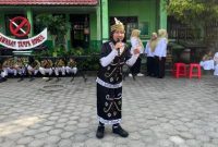 UJUK BAKAT: Salah seorang siswi SDN 2 Mentawa Baru Hulu saat unjuk bakatnya pada acara HAN, Selasa (23/7/2025).(IST)