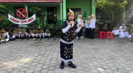 UJUK BAKAT: Salah seorang siswi SDN 2 Mentawa Baru Hulu saat unjuk bakatnya pada acara HAN, Selasa (23/7/2025).(IST)