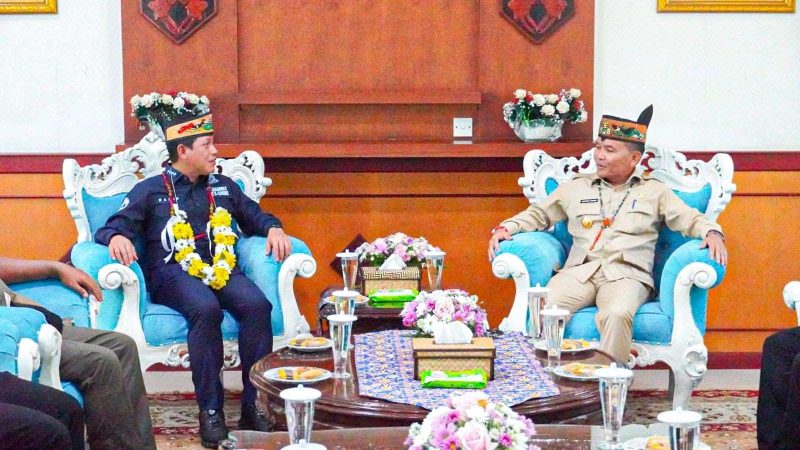BERBINCANG: Gubernur Kalteng H. Agustiar Sabran saat berbincang hangat dengan Menteri Lingkungan Hidup Republik Indonesia Hanif Faisol Nurofiq di kantor Gubernur Kalteng, Kamis (7/8/2025).(IST)