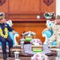 BERBINCANG: Gubernur Kalteng H. Agustiar Sabran saat berbincang hangat dengan Menteri Lingkungan Hidup Republik Indonesia Hanif Faisol Nurofiq di kantor Gubernur Kalteng, Kamis (7/8/2025).(IST)