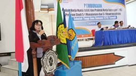 SAMBUTAN : Pelaksana Tugas Ketua STIE Sampit Seanewati Oetama saat memberikan sambutan sekaligus membuka KKN dan PKL mahasiswa tahun akademik 2024–2025, Senin, (20/1/2025).(IST)