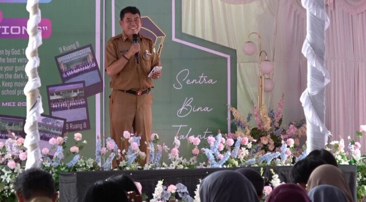 SAMBUTAN : Kepala Dinas Pendidikan Kotim, M Irfansyah saat menyampaikan sambutan di salah satu acara belum lama ini.(IST)