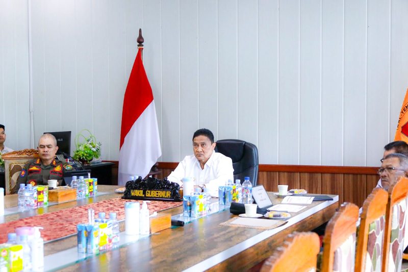 HADIRI : Wagub H. Edy Pratowo bersama sejumlah pejabat hadiri Rakor Kamtibnas di Ruang Multimedia Wagub secara virtual, Rabu (27/8/2025).(IST)