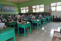 PEMBELAJARAN : Sejumlah siswa dan siswi saat mengikuti aktivitas belajar disalah satu sekolah yang ada di Kabupaten Kotim, Rabu (12/2/2025).(IST)