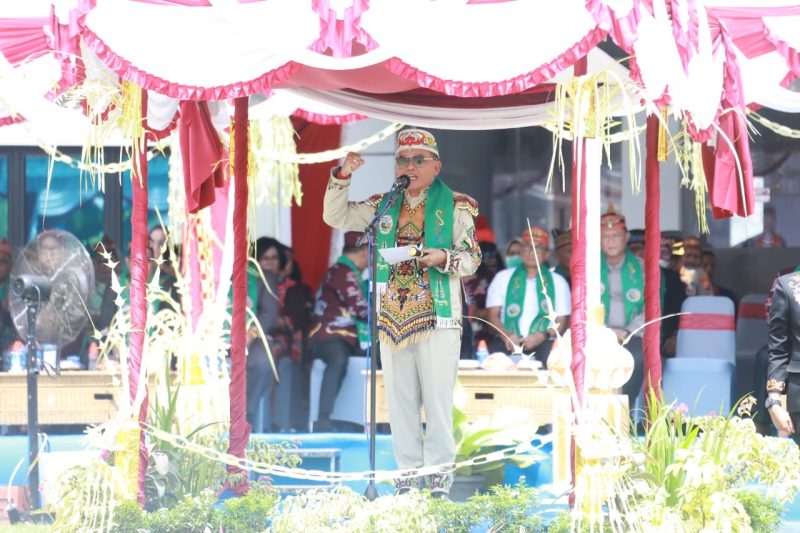 PIMPIN : Gubernur Kalteng, Agustiar Sabran, saat memimpin upacara peringatan Hari Jadi ke-23 Kabupaten Barito Timur Barito Timur, Selasa (5/8/2025).(IST)