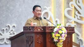 SAMPAIKAN : Wakil Gubernur Kalteng H. Edy Pratowo saat menyampaikan Jawaban Gubernur Kalteng atas Pemandangan Umum Fraksi-Fraksi DPRD terhadap Nota Keuangan dan Raperda tentang Rancangan Perubahan APBD Provinsi  Kalteng Tahun Anggaran 2025, Senin (25/8/2025).(IST)