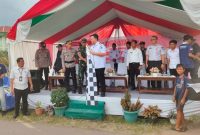 MELEPAS : Bupati Lamandau, Rizky Aditya Putra saqt melepas peserta karnaval tingkat Kecamatan Bulik di halaman Masjid Baiturahman, Rabu sore (27/8).(IST)