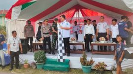 MELEPAS : Bupati Lamandau, Rizky Aditya Putra saqt melepas peserta karnaval tingkat Kecamatan Bulik di halaman Masjid Baiturahman, Rabu sore (27/8).(IST)