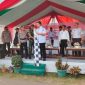 MELEPAS : Bupati Lamandau, Rizky Aditya Putra saqt melepas peserta karnaval tingkat Kecamatan Bulik di halaman Masjid Baiturahman, Rabu sore (27/8).(IST)