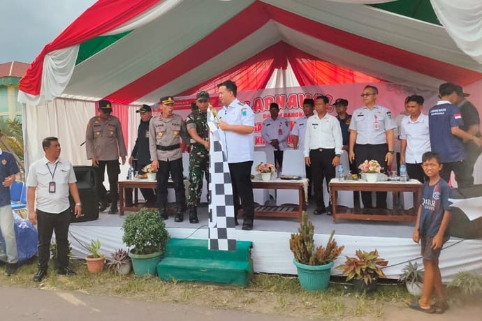 MELEPAS : Bupati Lamandau, Rizky Aditya Putra saqt melepas peserta karnaval tingkat Kecamatan Bulik di halaman Masjid Baiturahman, Rabu sore (27/8).(IST)
