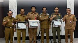 FOTO BERSAMA : Wakil Bupati Lamandau, Abdul Hamid, saat foto bersama usai memberikan penghargaan usai rapat TEPRA belum lama ini.(IST)