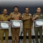 FOTO BERSAMA : Wakil Bupati Lamandau, Abdul Hamid, saat foto bersama usai memberikan penghargaan usai rapat TEPRA belum lama ini.(IST)
