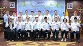 FOTO BERSAMA : Wakil Gubernur Kalteng H. Edy Pratowo saat foto bersama usai Rapat Umum Pemegang Saham Tahunan Tahun Buku 2024, yang berlangsung di Aula Eka Hapakat, Kantor Gubernur Kalteng, Rabu (10/9/2025).(IST)