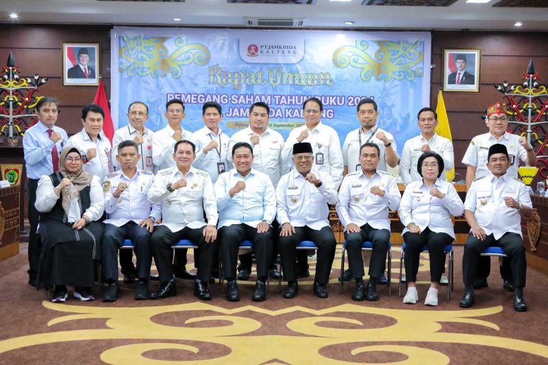 FOTO BERSAMA : Wakil Gubernur Kalteng H. Edy Pratowo saat foto bersama usai Rapat Umum Pemegang Saham Tahunan Tahun Buku 2024, yang berlangsung di Aula Eka Hapakat, Kantor Gubernur Kalteng, Rabu (10/9/2025).(IST)