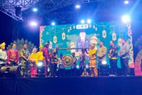 MEMBUKA : Sekretaris Daerah Kabupaten Lamandau, M.Irwansyah saar membuka Festival Budaya Melayu Kutaringin 2025 dengan memukul gong didampingi unsur Forkopimda Kabupaten Lamandau, di Pasar Induk Nanga Bulik, Rabu (10/9/2025) malam.(IST)