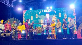 MEMBUKA : Sekretaris Daerah Kabupaten Lamandau, M.Irwansyah saar membuka Festival Budaya Melayu Kutaringin 2025 dengan memukul gong didampingi unsur Forkopimda Kabupaten Lamandau, di Pasar Induk Nanga Bulik, Rabu (10/9/2025) malam.(IST)