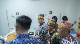 KUNJUNGI : Plt. Sekretaris Daerah, Leonard S. Ampung, mengunjungi salah satu pasien yang dirawat di Rumah Sakit Siloam Palangka Raya, Kamis (4/9/2025).(IST)