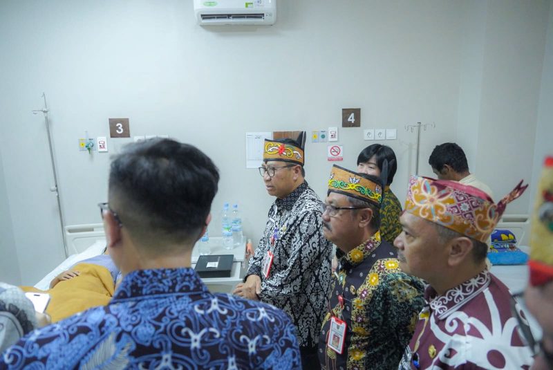 KUNJUNGI : Plt. Sekretaris Daerah, Leonard S. Ampung, mengunjungi salah satu pasien yang dirawat di Rumah Sakit Siloam Palangka Raya, Kamis (4/9/2025).(IST)