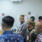 KUNJUNGI : Plt. Sekretaris Daerah, Leonard S. Ampung, mengunjungi salah satu pasien yang dirawat di Rumah Sakit Siloam Palangka Raya, Kamis (4/9/2025).(IST)