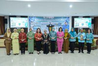 FOTO BERSAMA: Ketua TP-PKK Kalteng, Aisyah Thisia Agustiar Sabran, saat foto bersama usai meresmikan Toko RUMI milik PKK, di Aula Sekretariat TP-PKK Kalteng, Selasa (9/9).(IST)