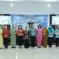 FOTO BERSAMA: Ketua TP-PKK Kalteng, Aisyah Thisia Agustiar Sabran, saat foto bersama usai meresmikan Toko RUMI milik PKK, di Aula Sekretariat TP-PKK Kalteng, Selasa (9/9).(IST)