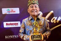 PENGHARGAAN: Gubernur Kalteng H. Agustiar Sabran saat menerima penghargaan di ajang Kompas TV Award 2025 yang digelar di Jakarta, Kamis (11/9/2025).(IST)