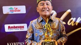 PENGHARGAAN: Gubernur Kalteng H. Agustiar Sabran saat menerima penghargaan di ajang Kompas TV Award 2025 yang digelar di Jakarta, Kamis (11/9/2025).(IST)
