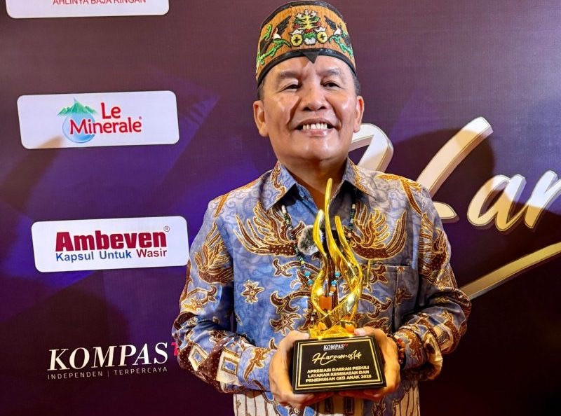 PENGHARGAAN: Gubernur Kalteng H. Agustiar Sabran saat menerima penghargaan di ajang Kompas TV Award 2025 yang digelar di Jakarta, Kamis (11/9/2025).(IST)