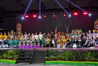 MEMBERSAMAI - Kepala UPT Taman Budaya Kalimantan Tengah bersama seniman daerah meriahkan hari pariwisata sedunia.(IST)