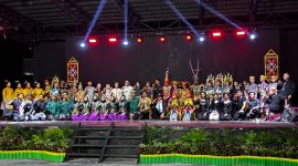 MEMBERSAMAI - Kepala UPT Taman Budaya Kalimantan Tengah bersama seniman daerah meriahkan hari pariwisata sedunia.(IST)